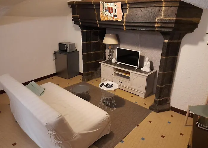 Leclosdipontine L'ecole Des Demoiselles Nyaraló *